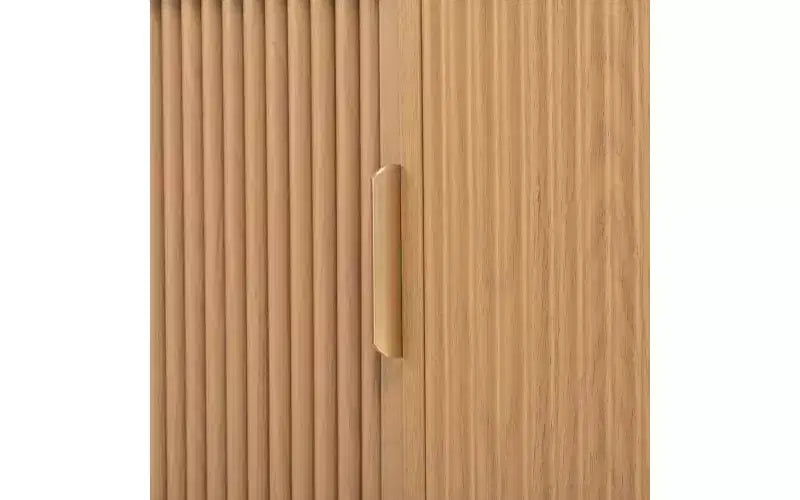 Meuble TV de style ferme avec portes coulissantes rainurées, convient aux téléviseurs jusqu'à 75 pouces, dispose d'un espace de rangement et de poignées, bois naturel