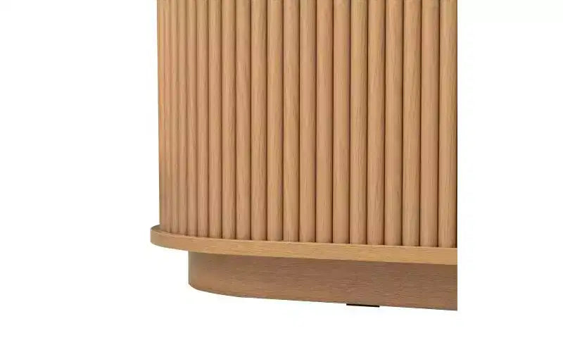 Meuble TV de style ferme avec portes coulissantes rainurées, convient aux téléviseurs jusqu'à 75 pouces, dispose d'un espace de rangement et de poignées, bois naturel