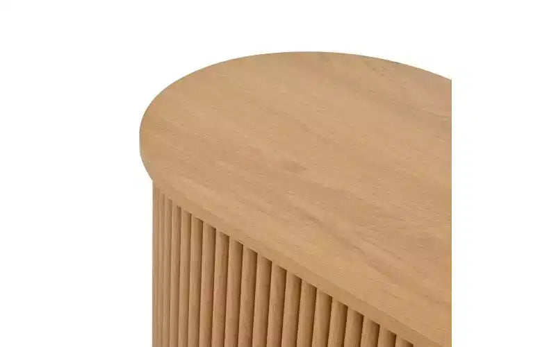Meuble TV de style ferme avec portes coulissantes rainurées, convient aux téléviseurs jusqu'à 75 pouces, dispose d'un espace de rangement et de poignées, bois naturel