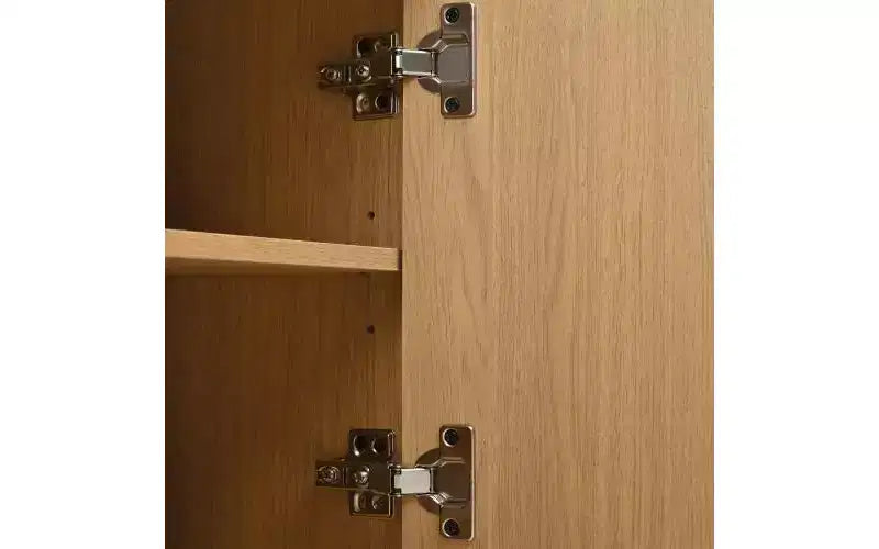Meuble TV de style ferme avec portes coulissantes rainurées, convient aux téléviseurs jusqu'à 75 pouces, dispose d'un espace de rangement et de poignées, bois naturel