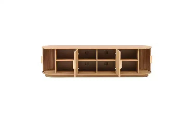 Meuble TV de style ferme avec portes coulissantes rainurées, convient aux téléviseurs jusqu'à 75 pouces, dispose d'un espace de rangement et de poignées, bois naturel