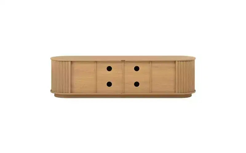 Meuble TV de style ferme avec portes coulissantes rainurées, convient aux téléviseurs jusqu'à 75 pouces, dispose d'un espace de rangement et de poignées, bois naturel