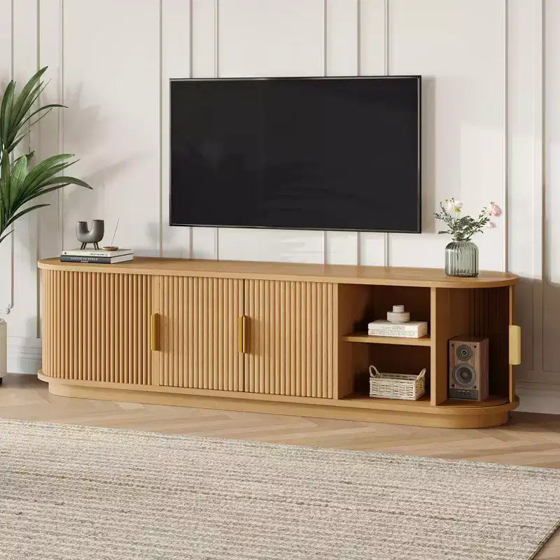 Meuble TV de style ferme avec portes coulissantes rainurées, convient aux téléviseurs jusqu'à 75 pouces, dispose d'un espace de rangement et de poignées, bois naturel