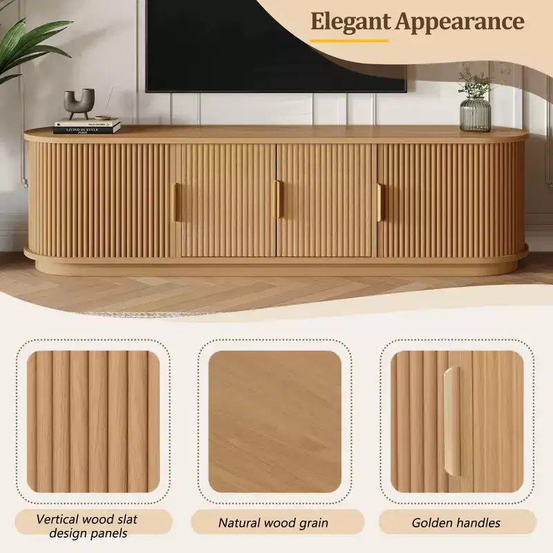 Meuble TV de style ferme avec portes coulissantes rainurées, convient aux téléviseurs jusqu'à 75 pouces, dispose d'un espace de rangement et de poignées, bois naturel