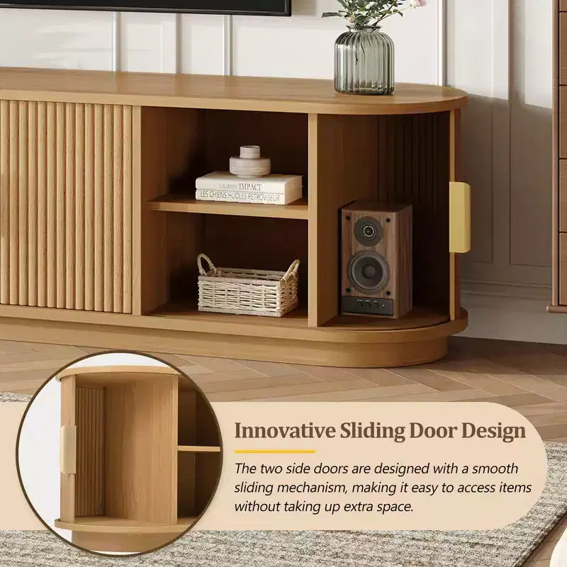 Meuble TV de style ferme avec portes coulissantes rainurées, convient aux téléviseurs jusqu'à 75 pouces, dispose d'un espace de rangement et de poignées, bois naturel