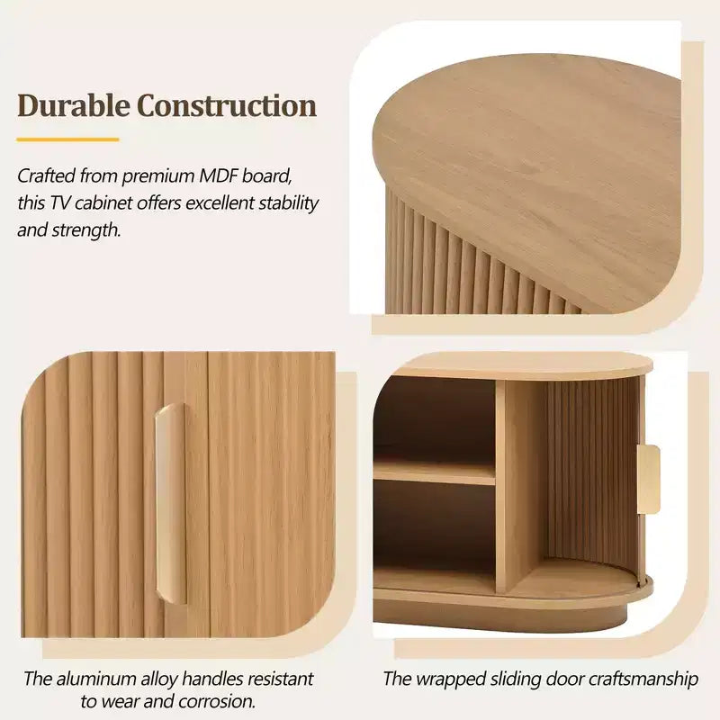 Meuble TV de style ferme avec portes coulissantes rainurées, convient aux téléviseurs jusqu'à 75 pouces, dispose d'un espace de rangement et de poignées, bois naturel