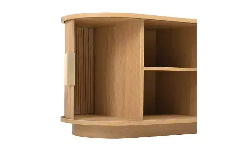 Meuble TV de style ferme avec portes coulissantes rainurées, convient aux téléviseurs jusqu'à 75 pouces, dispose d'un espace de rangement et de poignées, bois naturel