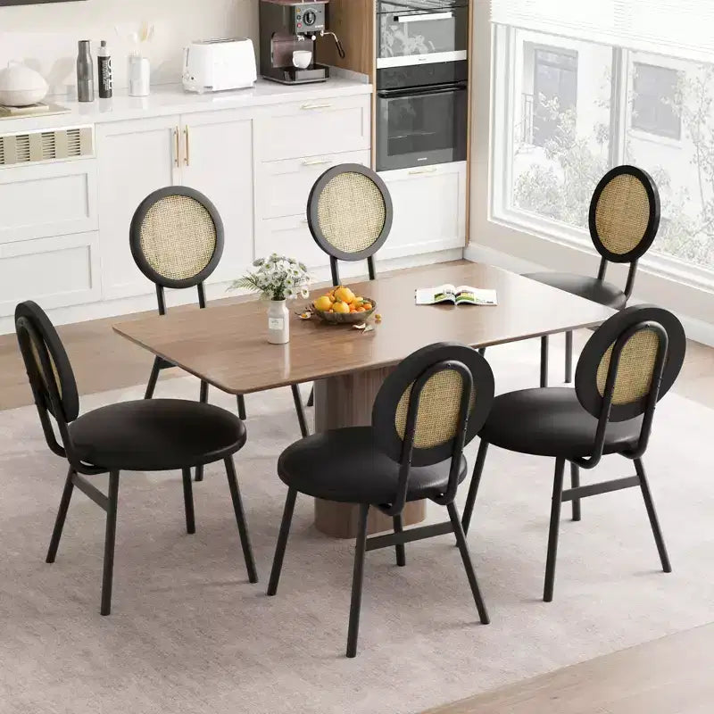 Chaises de salle à manger modernes rembourrées avec dossier en rotin naturel et pieds en métal
