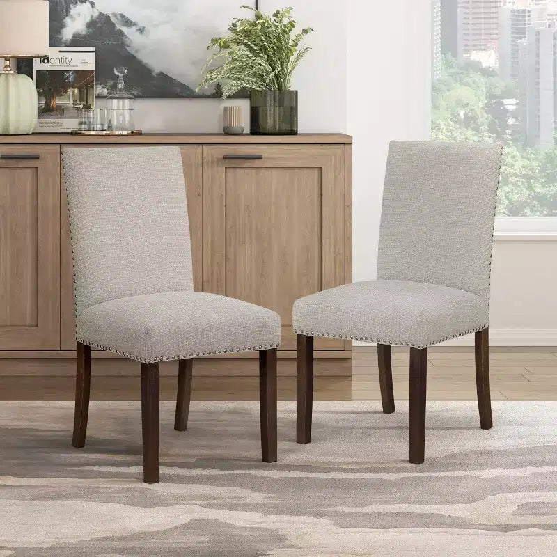 Chaises de salle à manger classiques modernes en bois rembourrées avec dossier en tissu texturé et garniture cloutée (lot de 2)